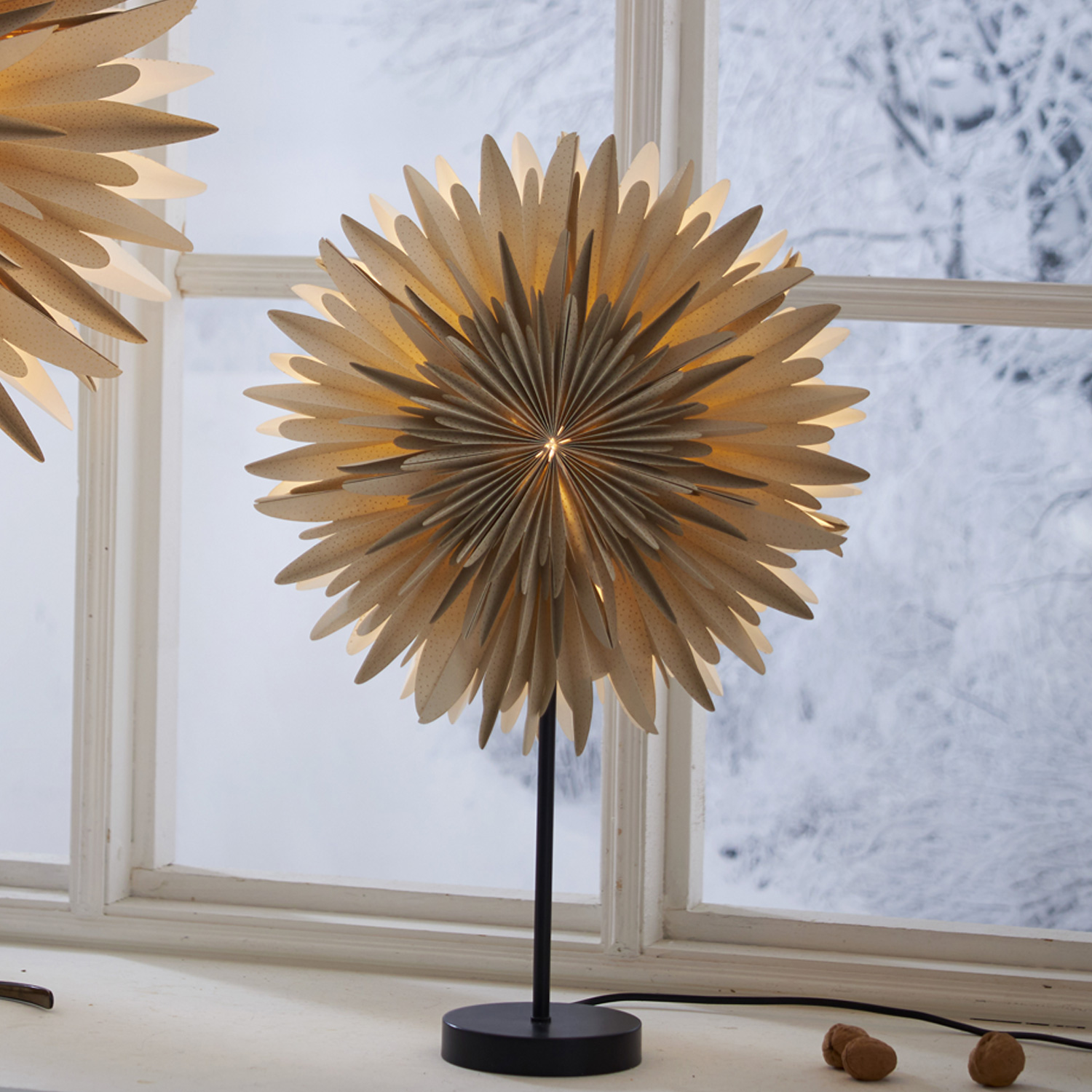 Papierstern WINTER - stehend - D: 40cm - H: 60cm - inkl. E14 Fassung u. Kabel - beige
