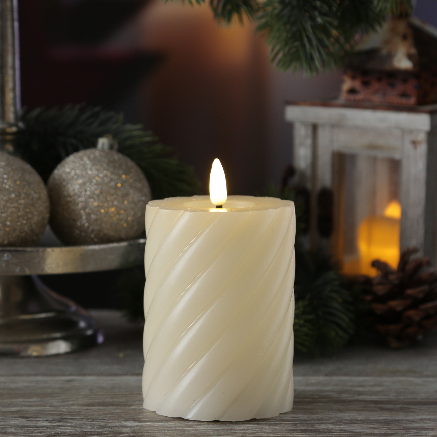 LED Stumpenkerze TWIST - Echtwachs - warmweiße 3D Flamme - H: 12,5cm - Batterie - Timer - creme