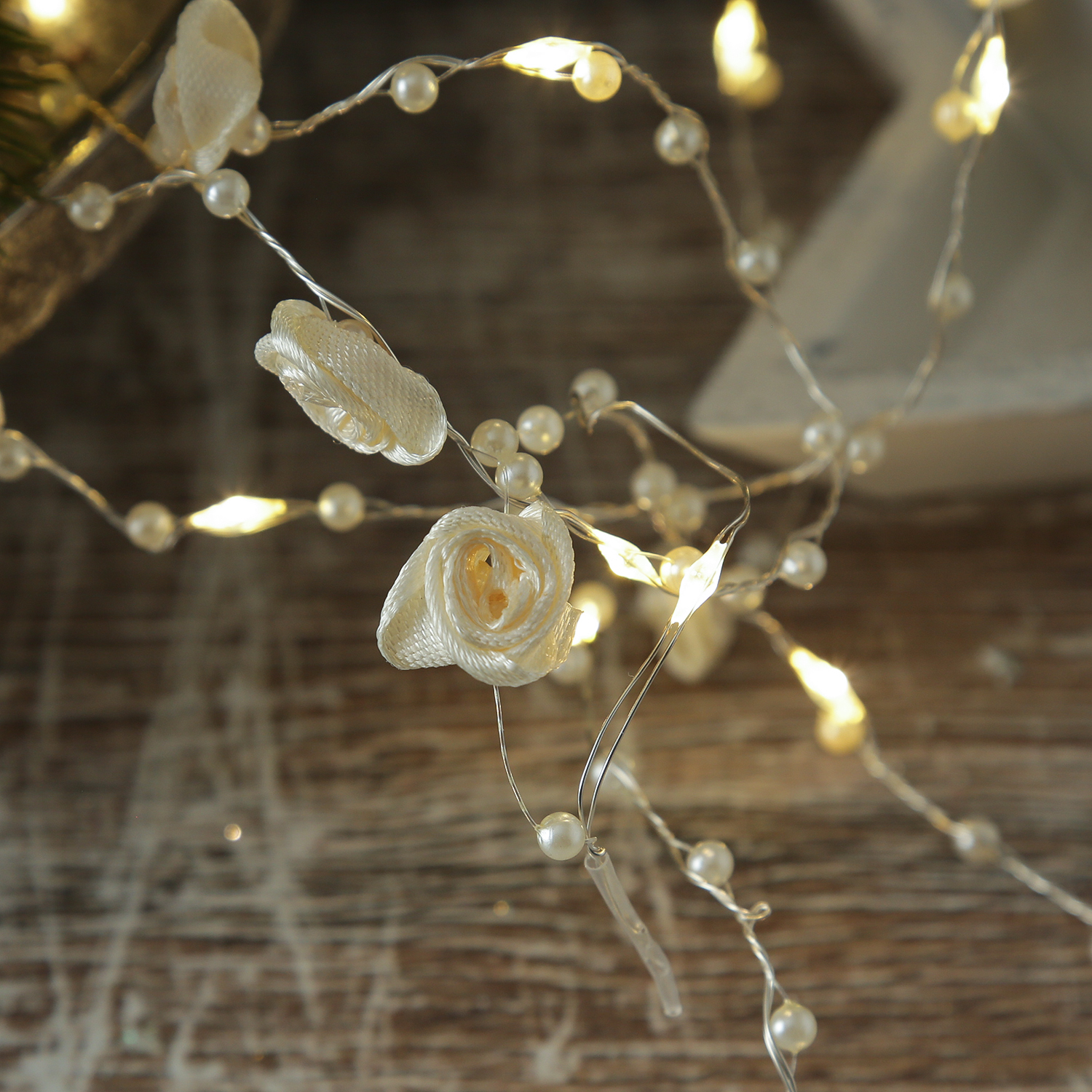 LED Drahtlichterkette Rosen und Perlen - 20 warmweiße LED - L: 1,9m - Batterie - weiß