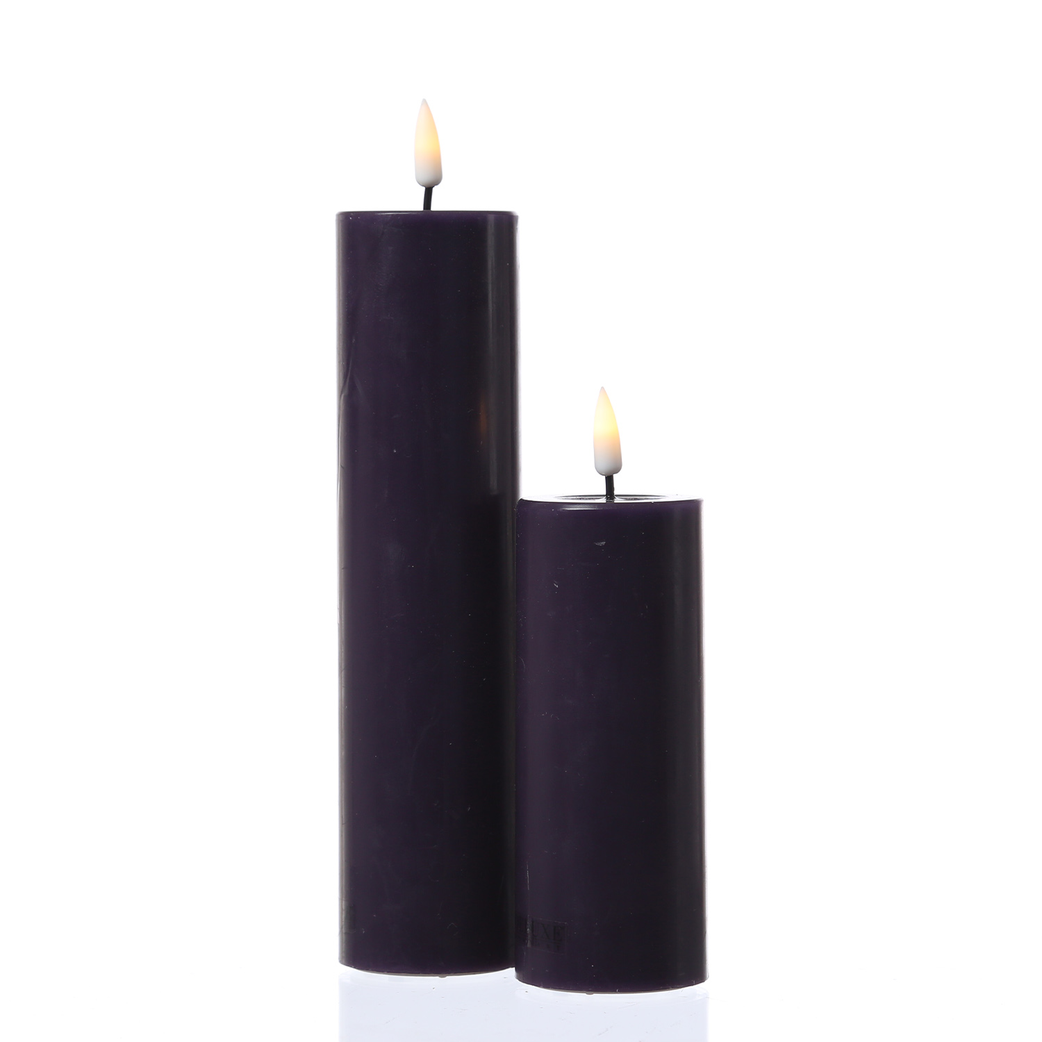 LED Stumpenkerze MIA - Echtwachs - realistische 3D Flamme - H: 12,5cm - D: 5cm - dunkellila LED Stumpenkerze MIA - Echtwachs - realistische 3D Flamme - H: 12,5cm - D: 5cm - dunkellila