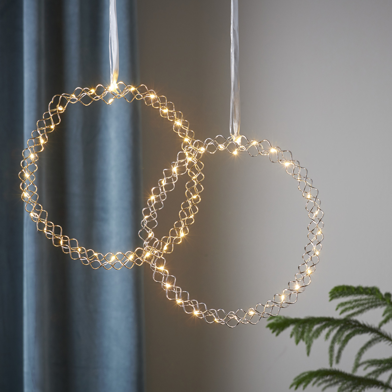 LED Kranz "Hoop" - 30 warmweiße LED - D: 30cm - Material: Metall - Batteriebetrieb - Timer - silber