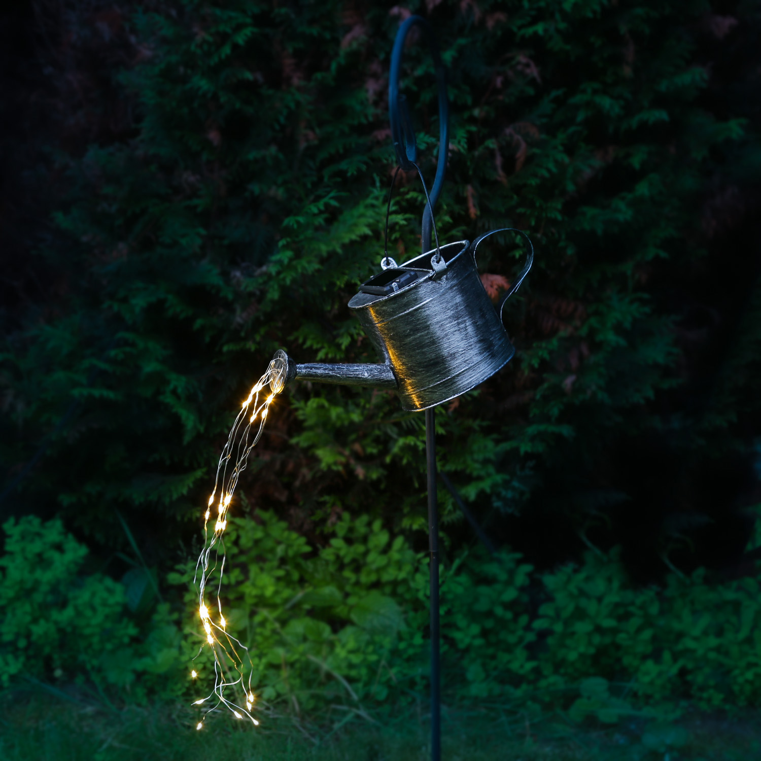 LED Solar Gießkanne mit Erdpieß - 28 warmweiße LED - mit Wasserfalleffekt - H: 90cm - Lichtsensor