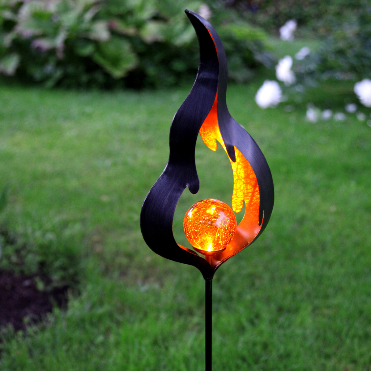 LED Solarstab "Feuer"- schwarz - amber LED - Glaskugel in Flamme - H: 85cm - Dämmerungssensor