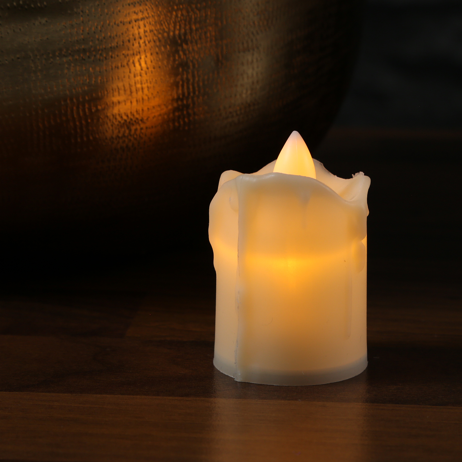 LED Kerze aus Kunststoff - gelb flackerndes Licht - H: 6cm, D: 4cm - Batteriebetrieb - beige