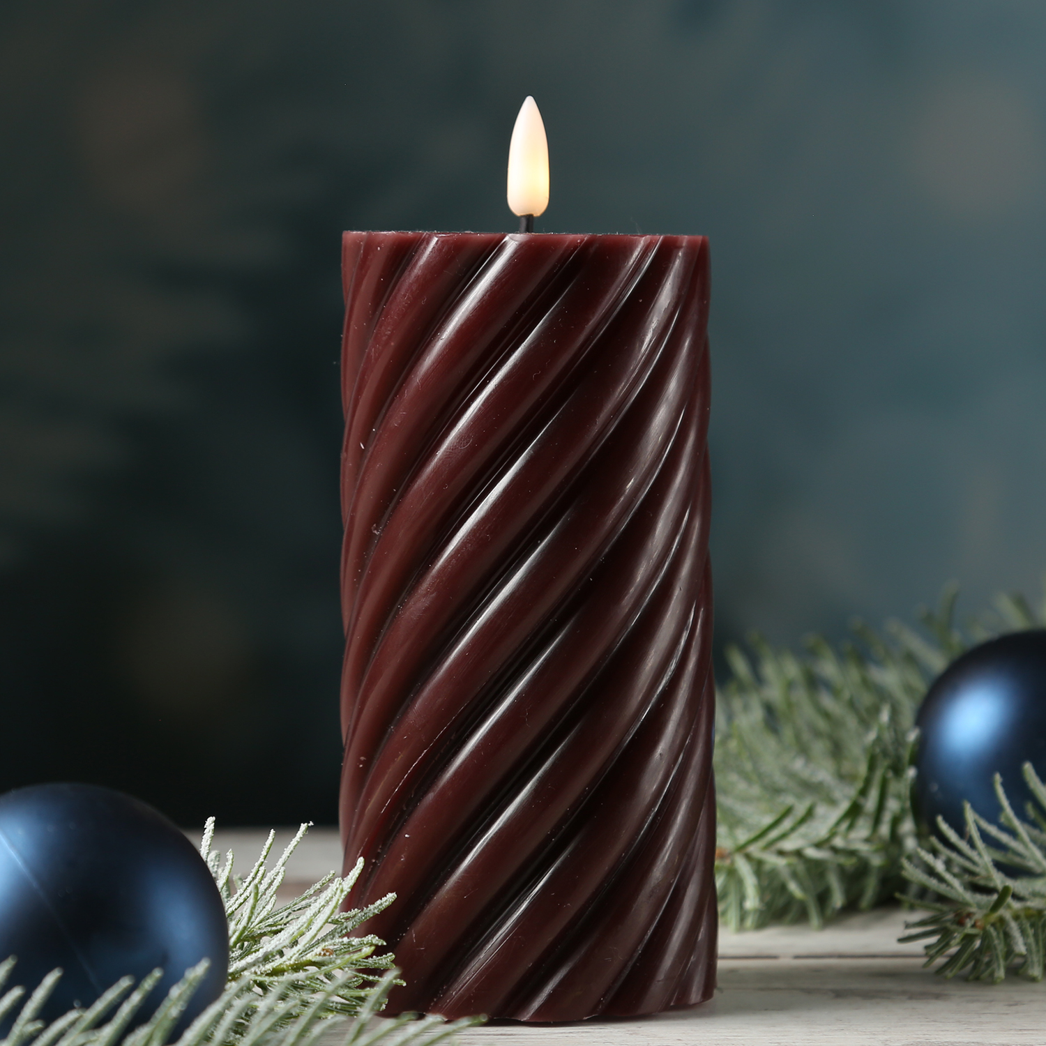 LED Stumpenkerze SWIRL - Echtwachs - warmweiße 3D Flamme - H: 17,5cm - Batterie - Timer - weinrot