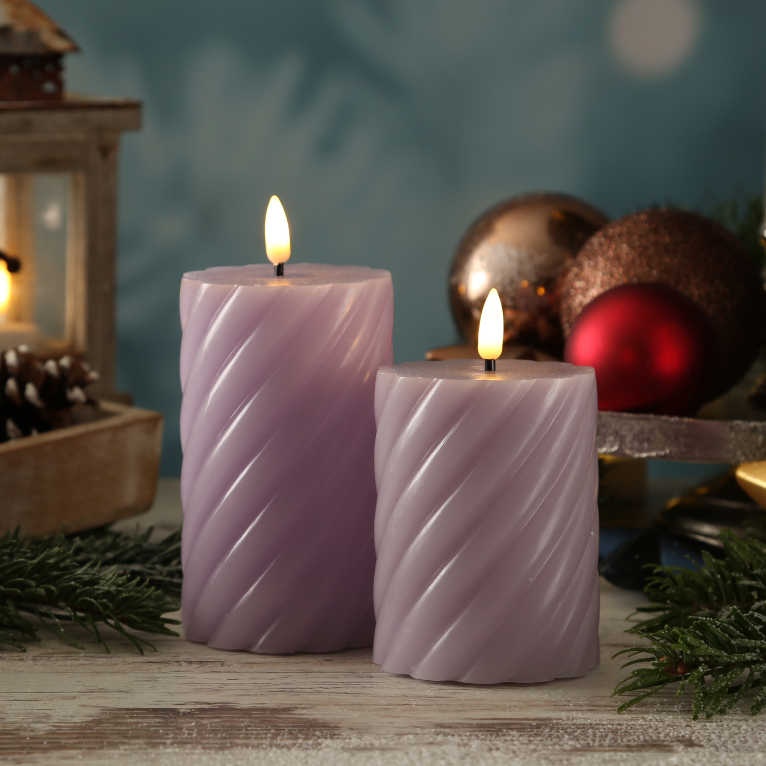 LED Stumpenkerze SWIRL - Echtwachs - warmweiße 3D Flamme - H: 12,5cm - Batterie - Timer - flieder