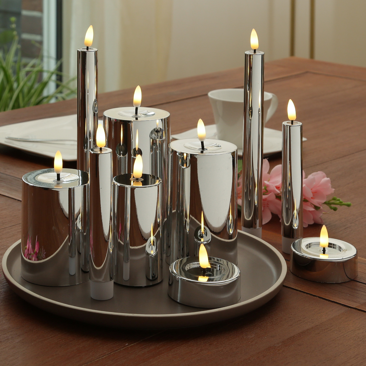 LED Kerze - Kunststoff - 3D Flamme - Timer - H: 15cm - D: 7,5cm - silber glänzend