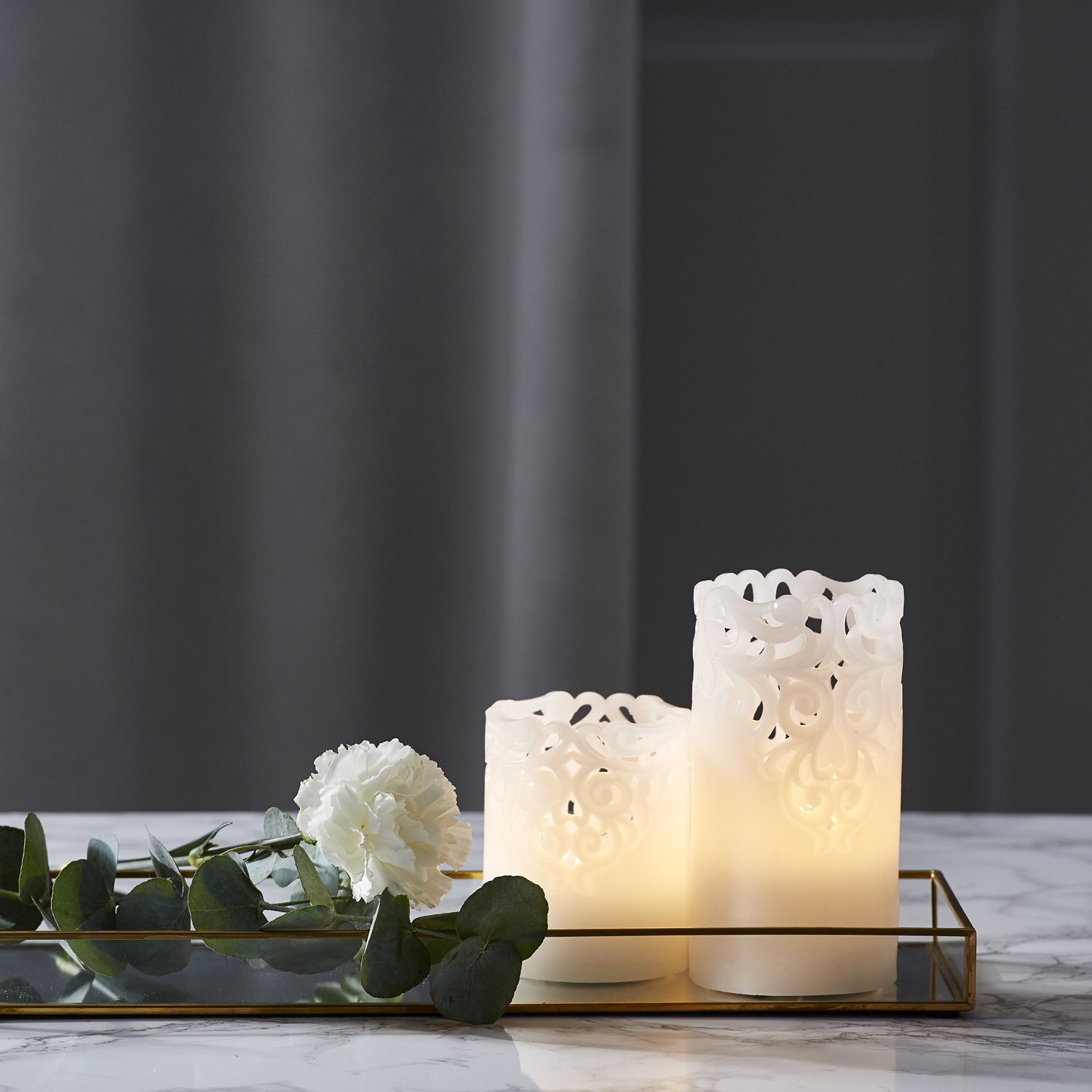 LED Stumpenkerze Clary - Echtwachs - Spitzenmuster - warmweiße Flamme - H: 15cm - Timer - weiß