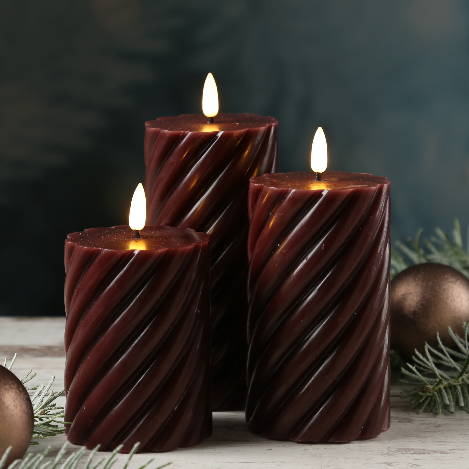 LED Stumpenkerze SWIRL - Echtwachs - warmweiße 3D Flamme - H: 17,5cm - Batterie - Timer - weinrot