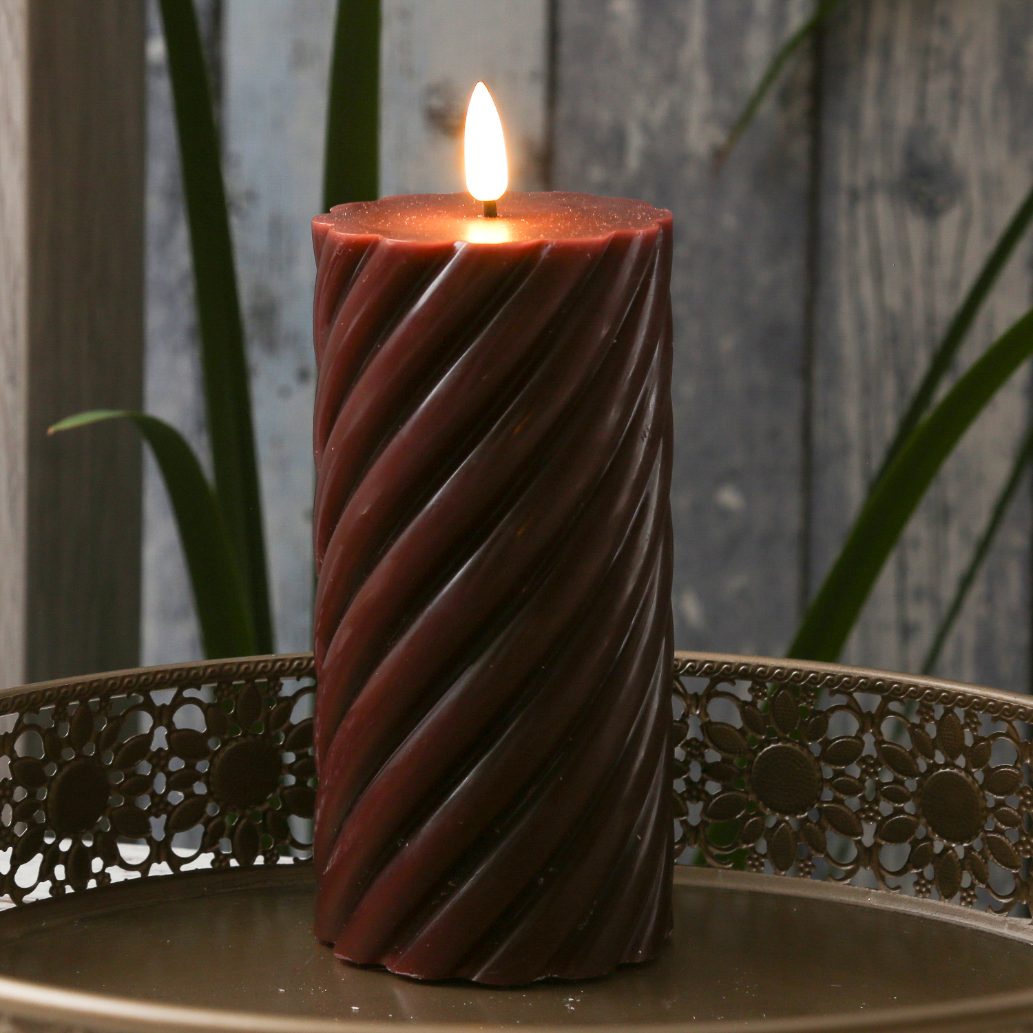 LED Stumpenkerze SWIRL - Echtwachs - warmweiße 3D Flamme - H: 17,5cm - Batterie - Timer - weinrot