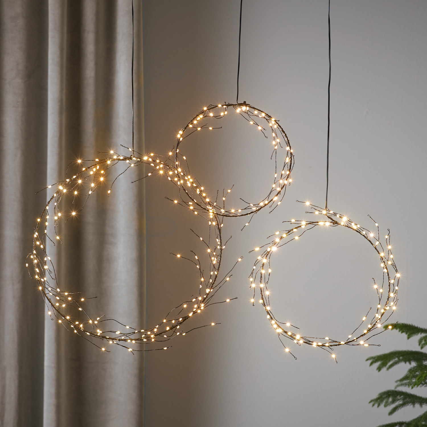 LED Kranz "Curly" - 200 warmweiße LED - D: 35cm - schwarz