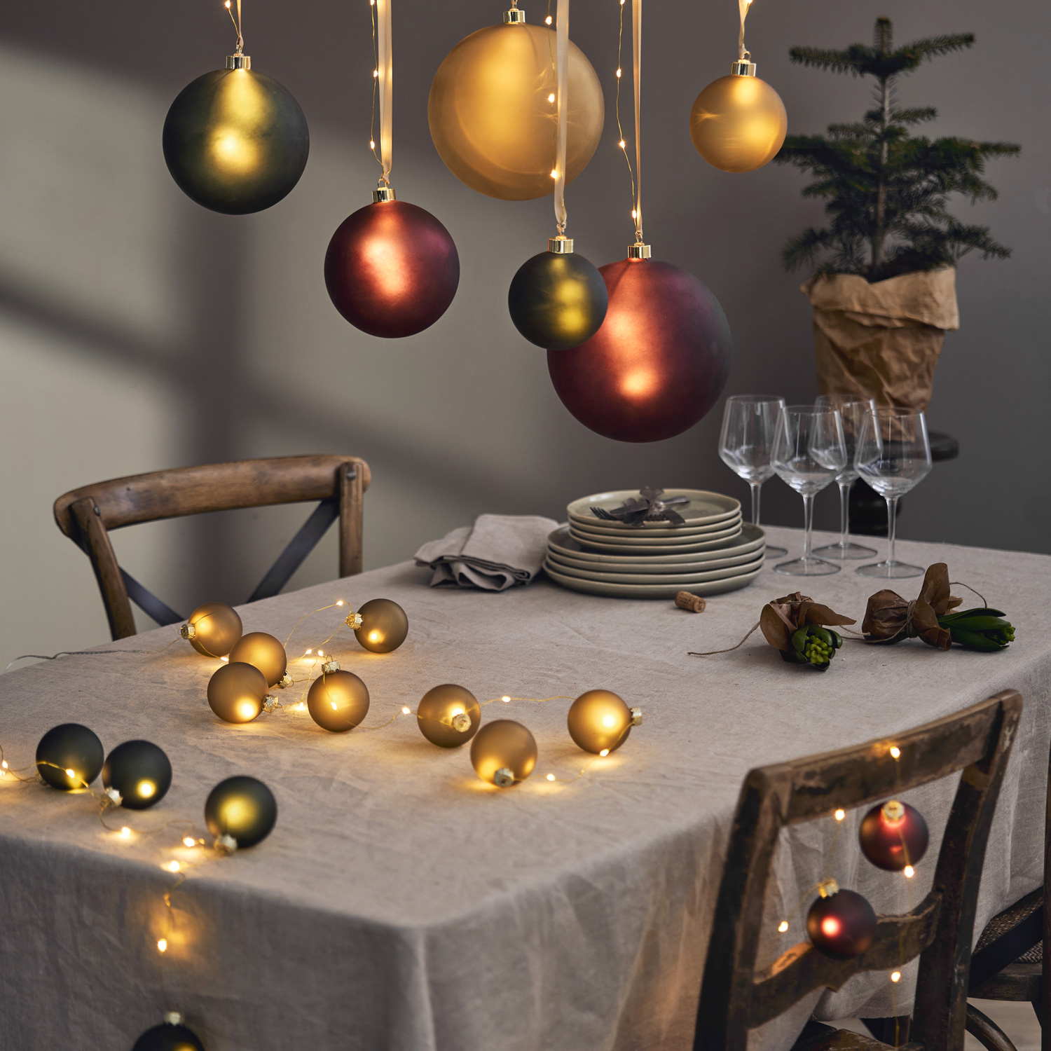 LED Lichterkette Christbaumkugel - Glas - 22 warmweiße LED - L: 1,6m - Timer - Batterie - gold