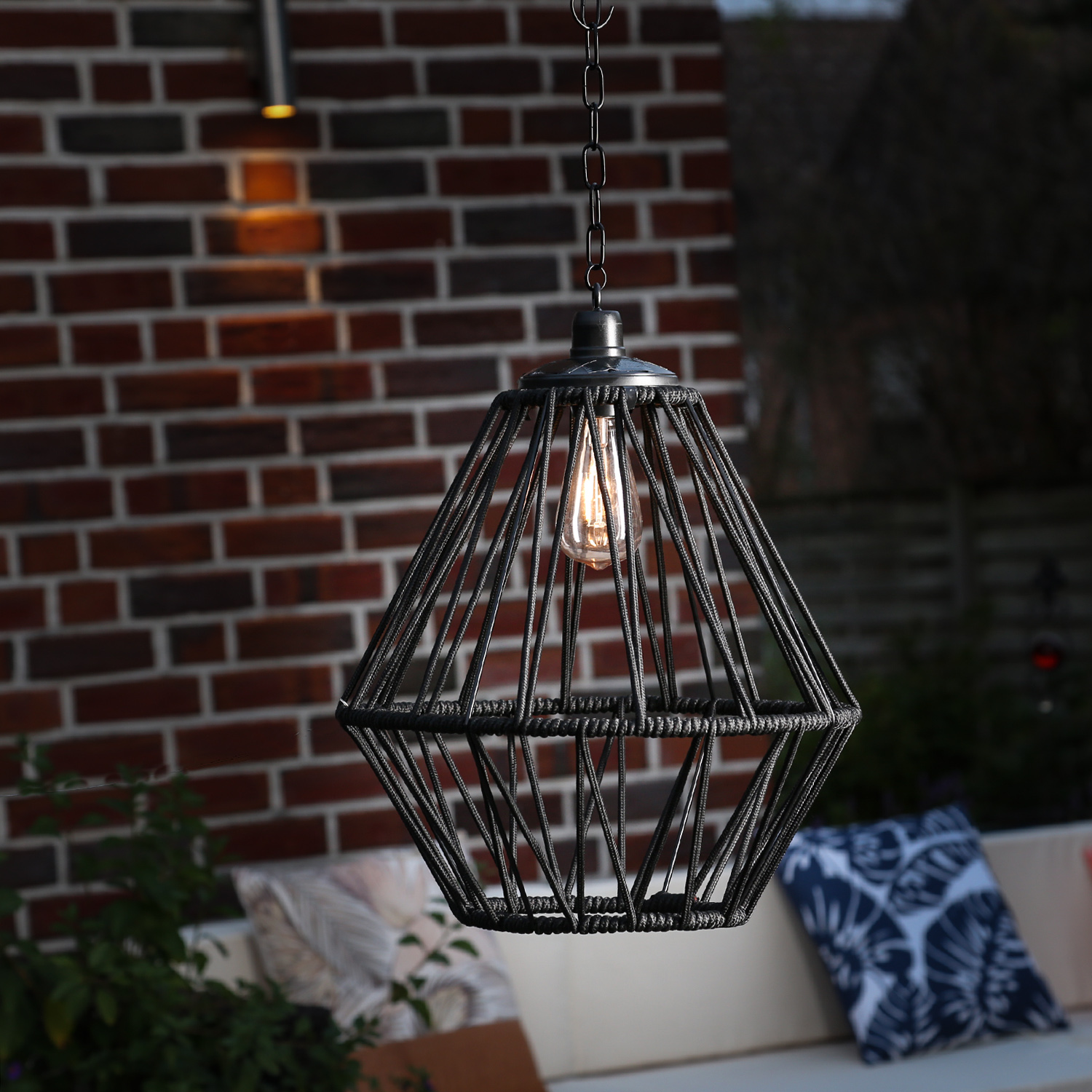 LED Solar Hängeleuchte - Kunststoffseil - 1 warmweiße LED - H: 47cm - D: 38cm - Außen - schwarz