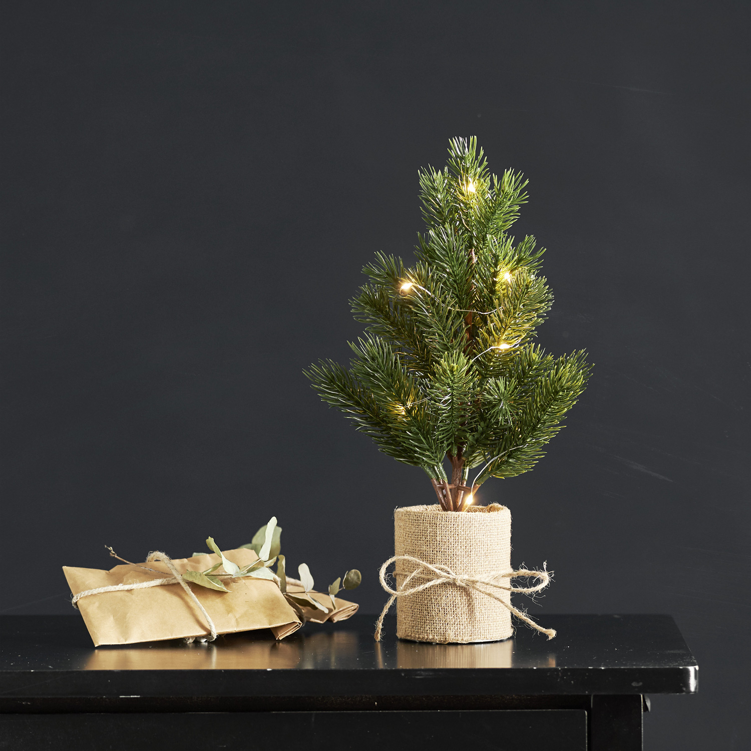 LED Tannenbaum im Jutesack - stehend - 8 warmweiße LED - H: 35cm - Timer - Batterie - grün