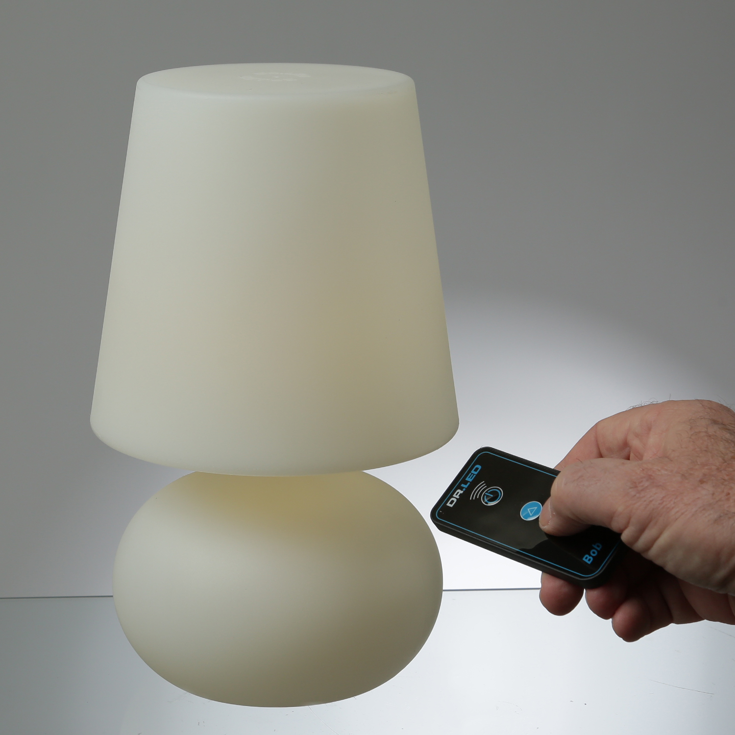 LED Garten Tischlampe - Schirmlampe - wetterfest - dimmbar - mit Fernbedienung - aufladbar - H: 26cm