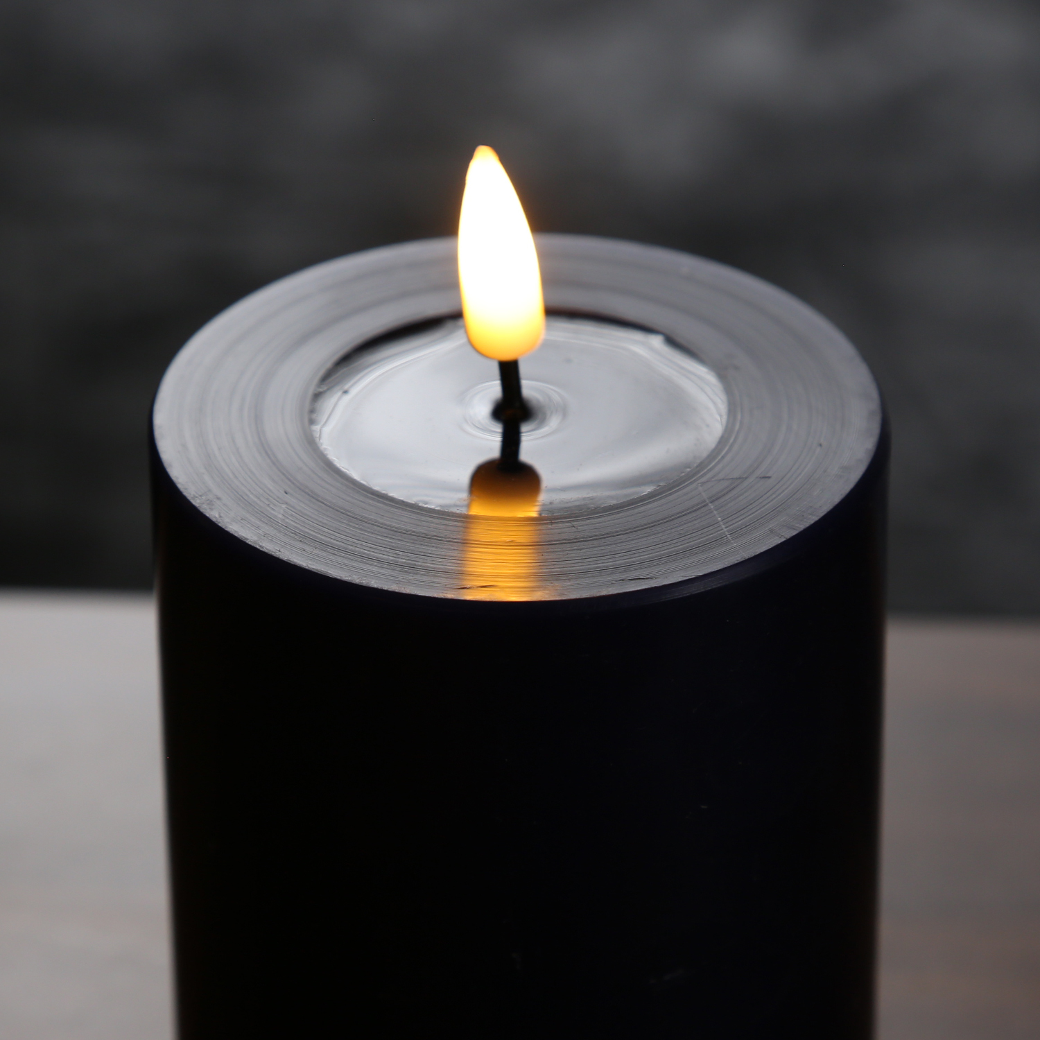 LED Stumpenkerze MIA - Echtwachs - realistische 3D Flamme - H: 15cm - D: 5cm - königsblau