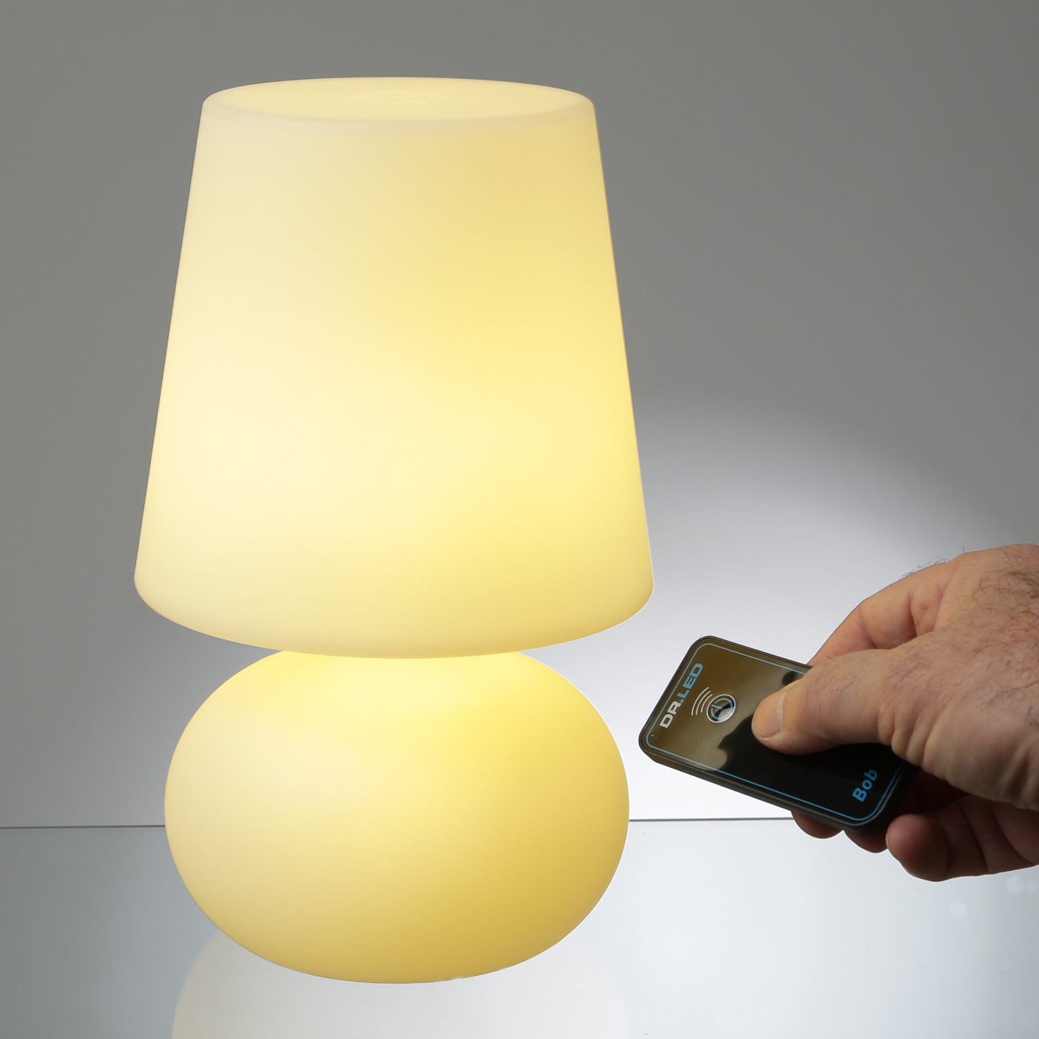 LED Garten Tischlampe - Schirmlampe - wetterfest - dimmbar - mit Fernbedienung - aufladbar - H: 26cm