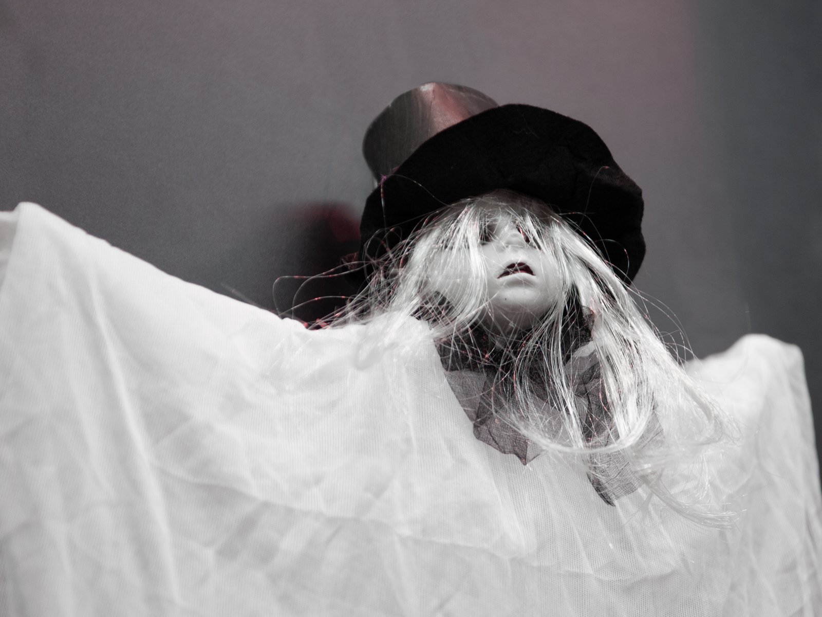 Halloween Figur - weiße Geisterpuppe - 70cm - formbar - zum Aufhängen