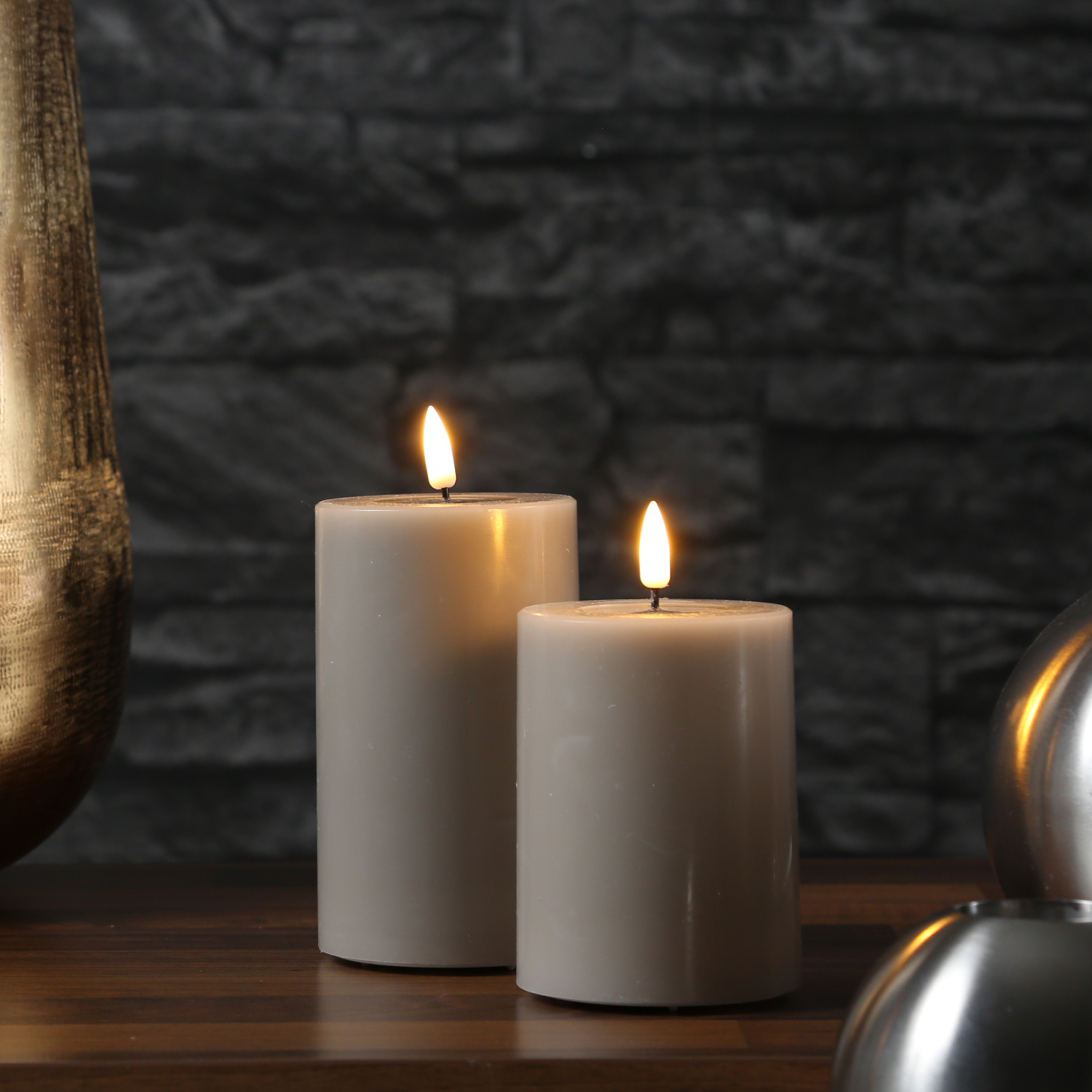 LED Stumpenkerze MIA - Echtwachs - realistische 3D Flamme - H 12-5cm - D 7-5cm - sand/taupe
