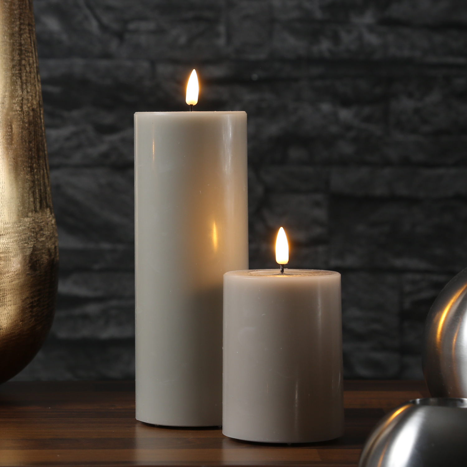 LED Stumpenkerze MIA - Echtwachs - realistische 3D Flamme - H 20cm - D 7-5cm - sand/taupe