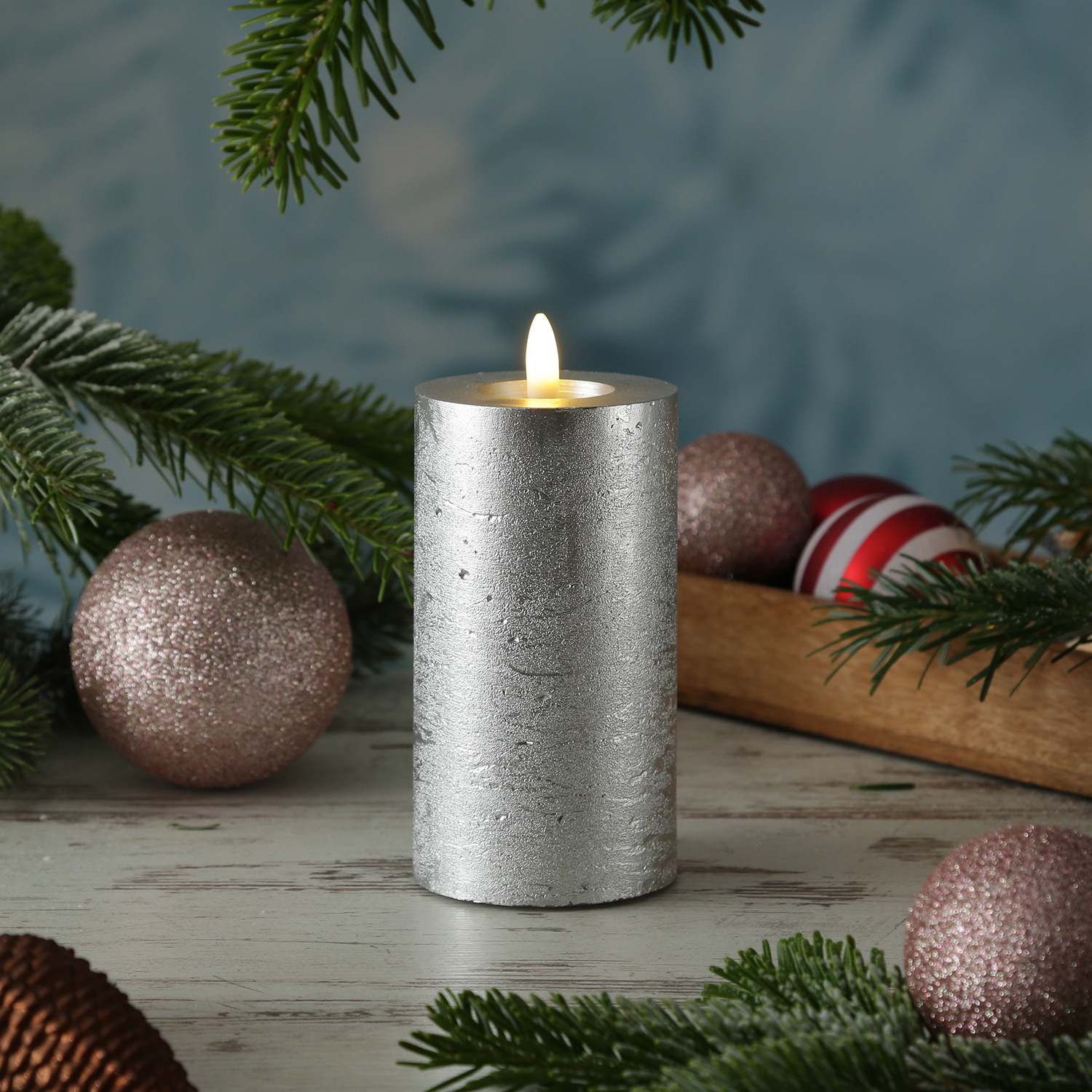 LED Kerze LINA - Rustik-Optik - Echtwachs - 3D Flamme - H: 15cm - D: 7cm - Timer - silber