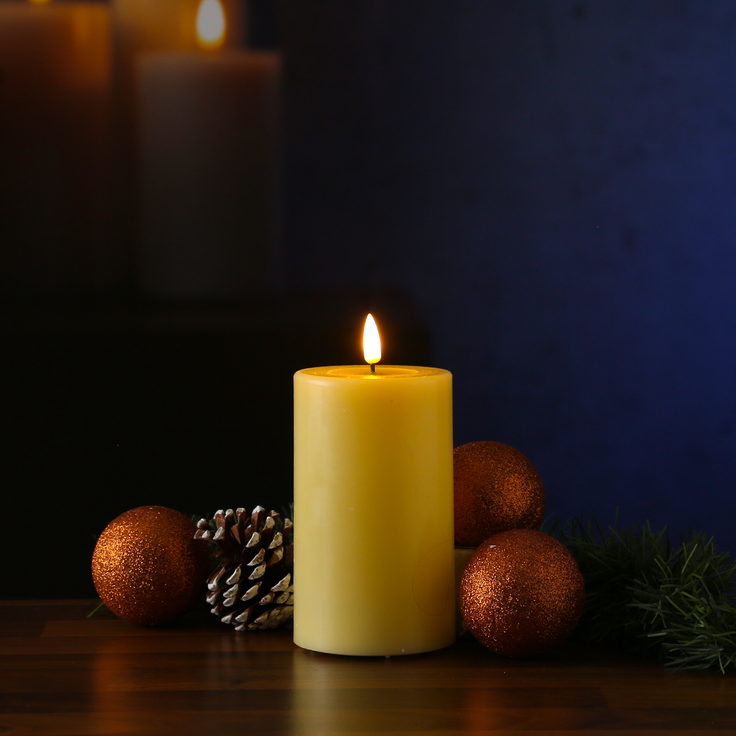 LED Stumpenkerze MIA - Echtwachs - realistische 3D Flamme - H: 12,5cm - D: 7,5cm - Batterie - gelb