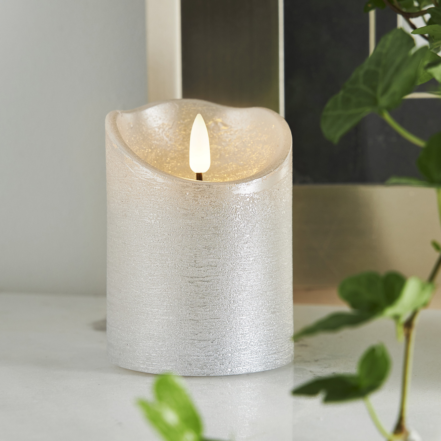LED Stumpenkerze RUSTIC - Echtwachs - warmweiße 3D Flamme - H: 10cm - Batterie - Timer - silber