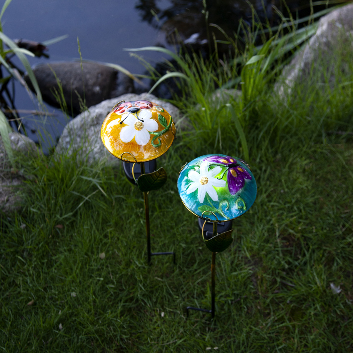 LED Solarstab "Glasschirm" - mit Schmetterling - blau - kaltweiße LED - H: 44cm - Dämmerungssensor