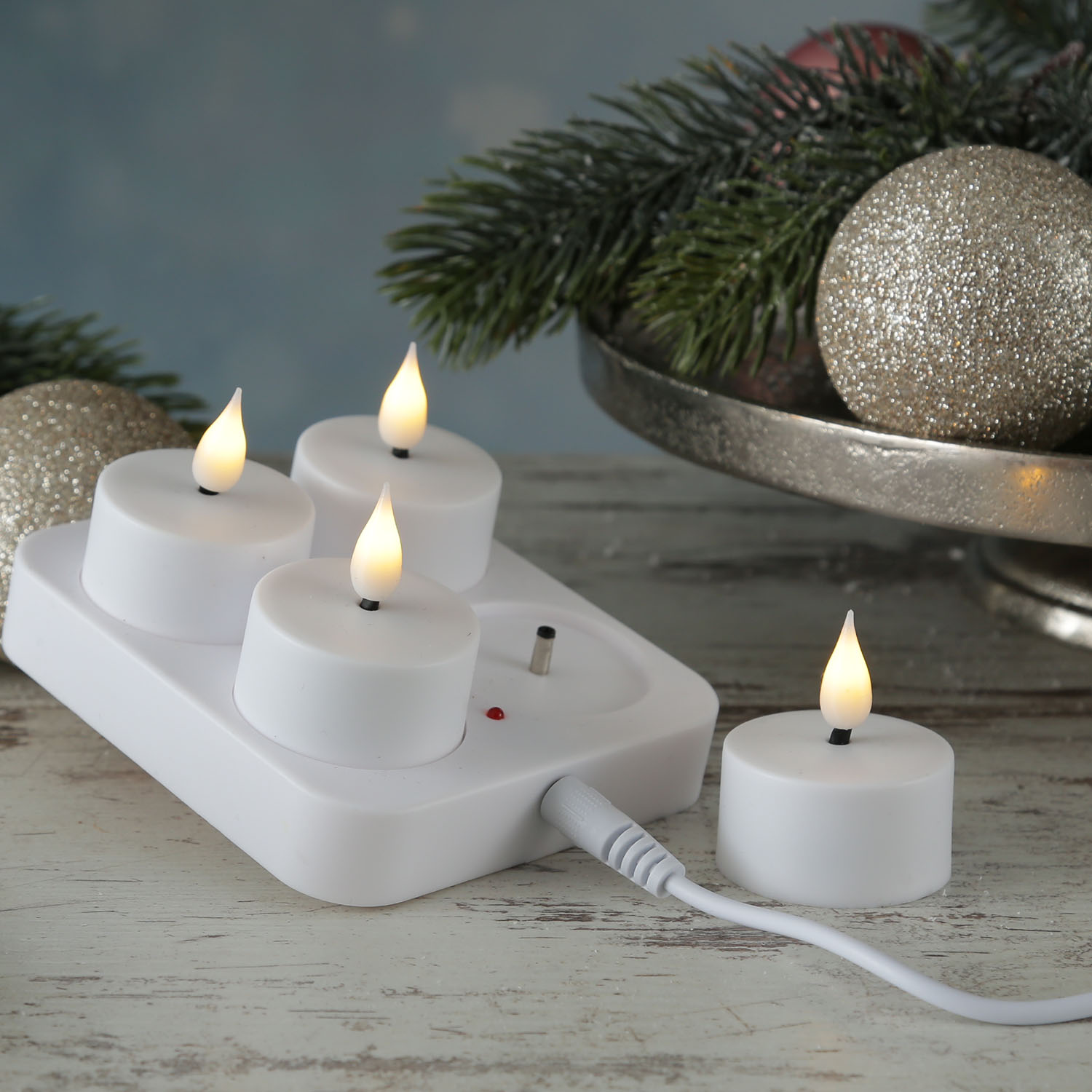 LED Teelichter - 4 wiederaufladbare LED Teelichter mit Ladestation - D- 4cm - flackernd - weiss