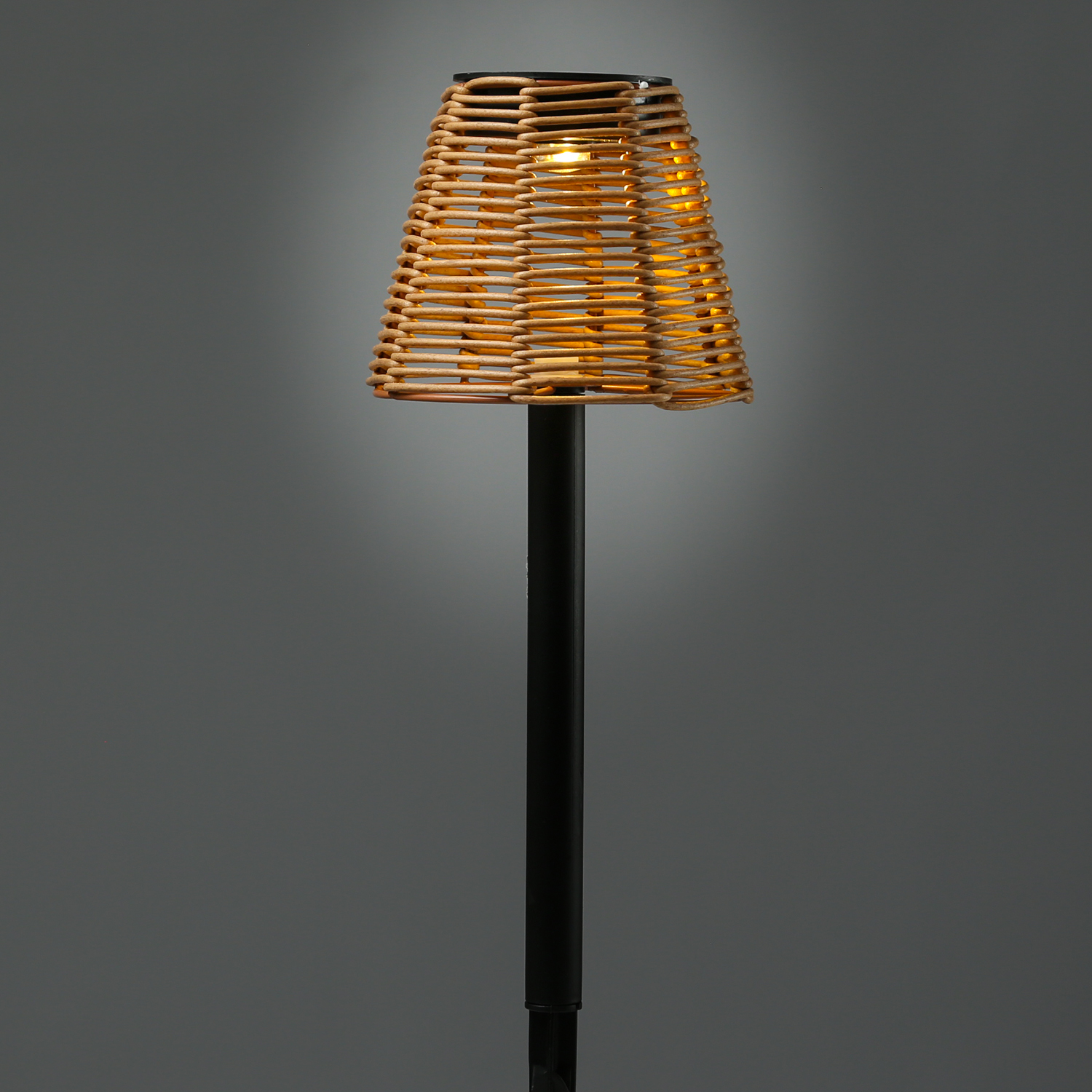 LED Solar Wegleuchte mit Lampenschirm in Rattanoptik - Gartenstecker - H: 30cm - Lichtsensor