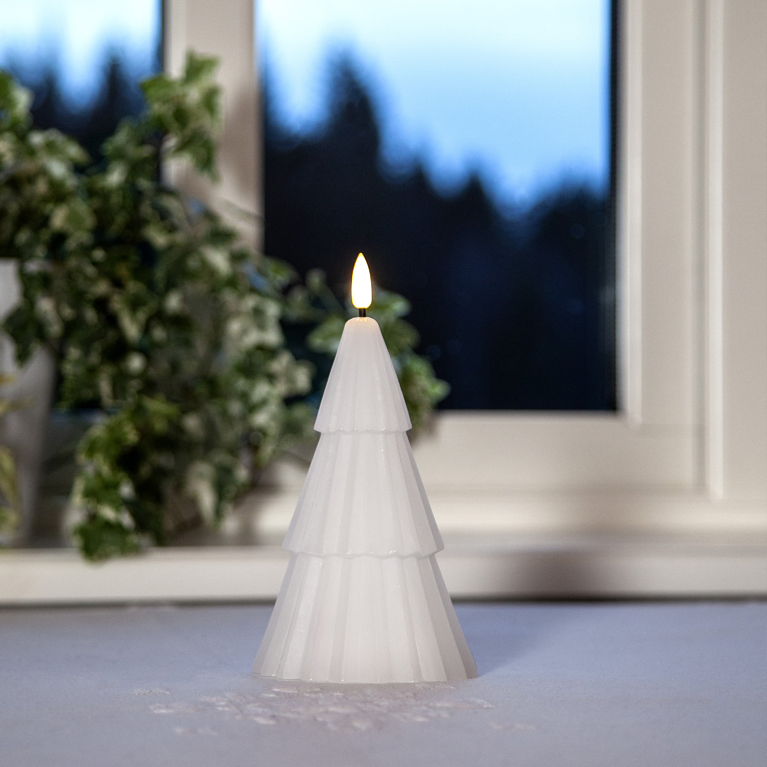 LED Kerze Tannenbaum - Echtwachs - warmweiße 3D Flamme - H: 18cm - Timer - weiß