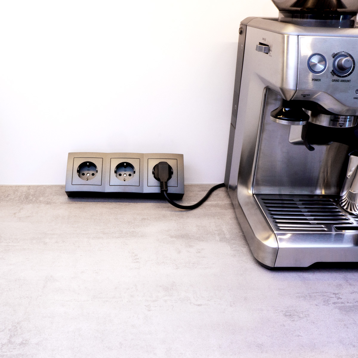 Steckdosenblock 3fach schwarz - Winkelmontage - Ideal für Küche, Werkstatt und Büro