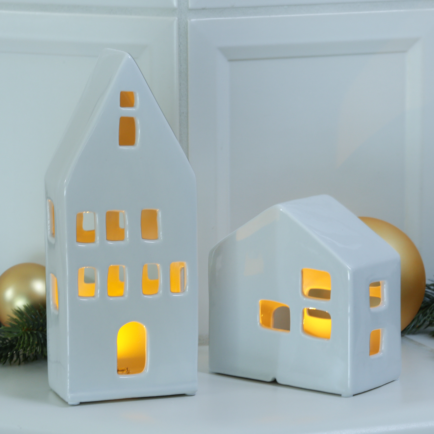 LED Haus - Porzellan Lichthaus - warmweiße LED - H: 24cm - inkl. Batterie - für Innen - weiß