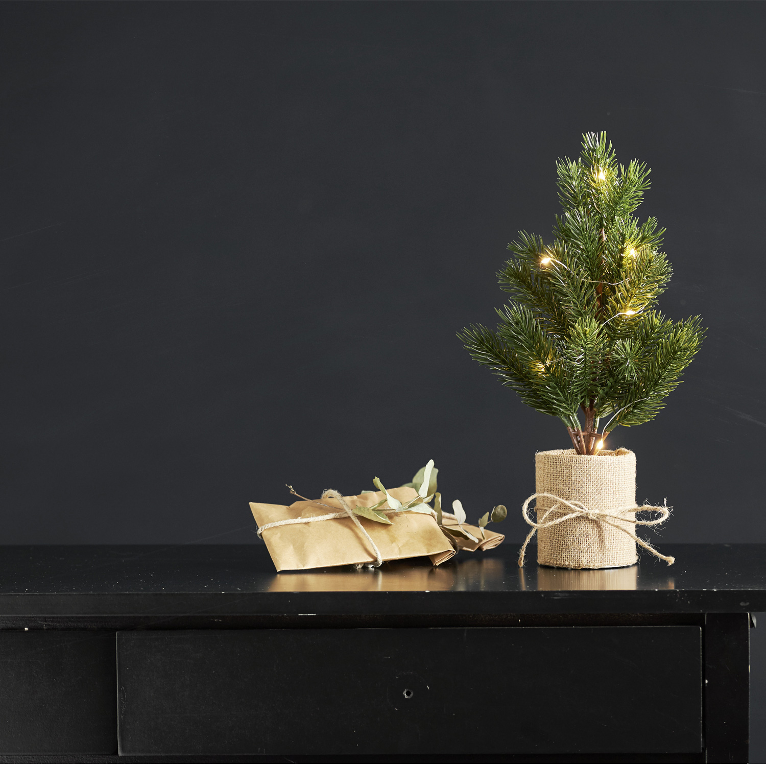 LED Tannenbaum im Jutesack - stehend - 8 warmweiße LED - H: 35cm - Timer - Batterie - grün