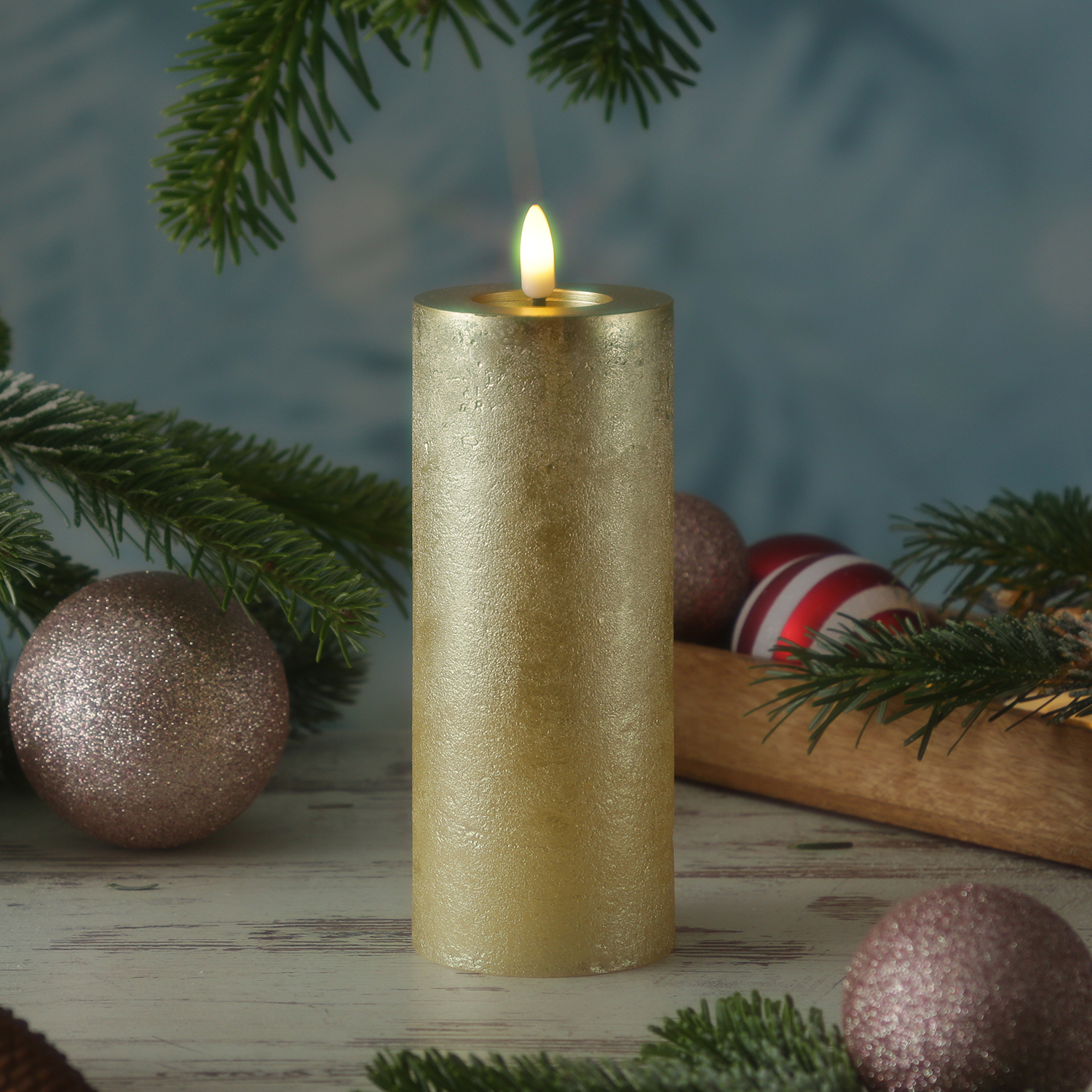 LED Kerze LINA - Rustik-Optik - Echtwachs - 3D Flamme - H: 19cm - D: 7cm - Timer - gold