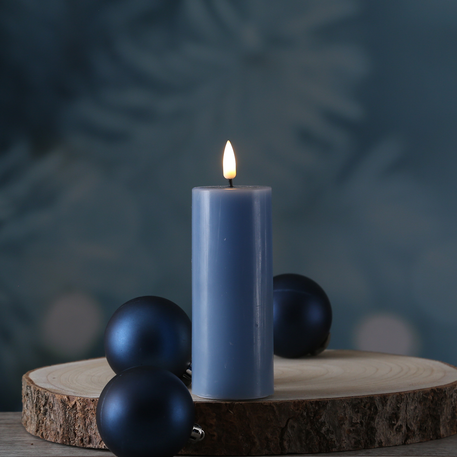 LED Stumpenkerze MIA - Echtwachs - realistische 3D Flamme - H: 12,5cm - D: 5cm - eisblau