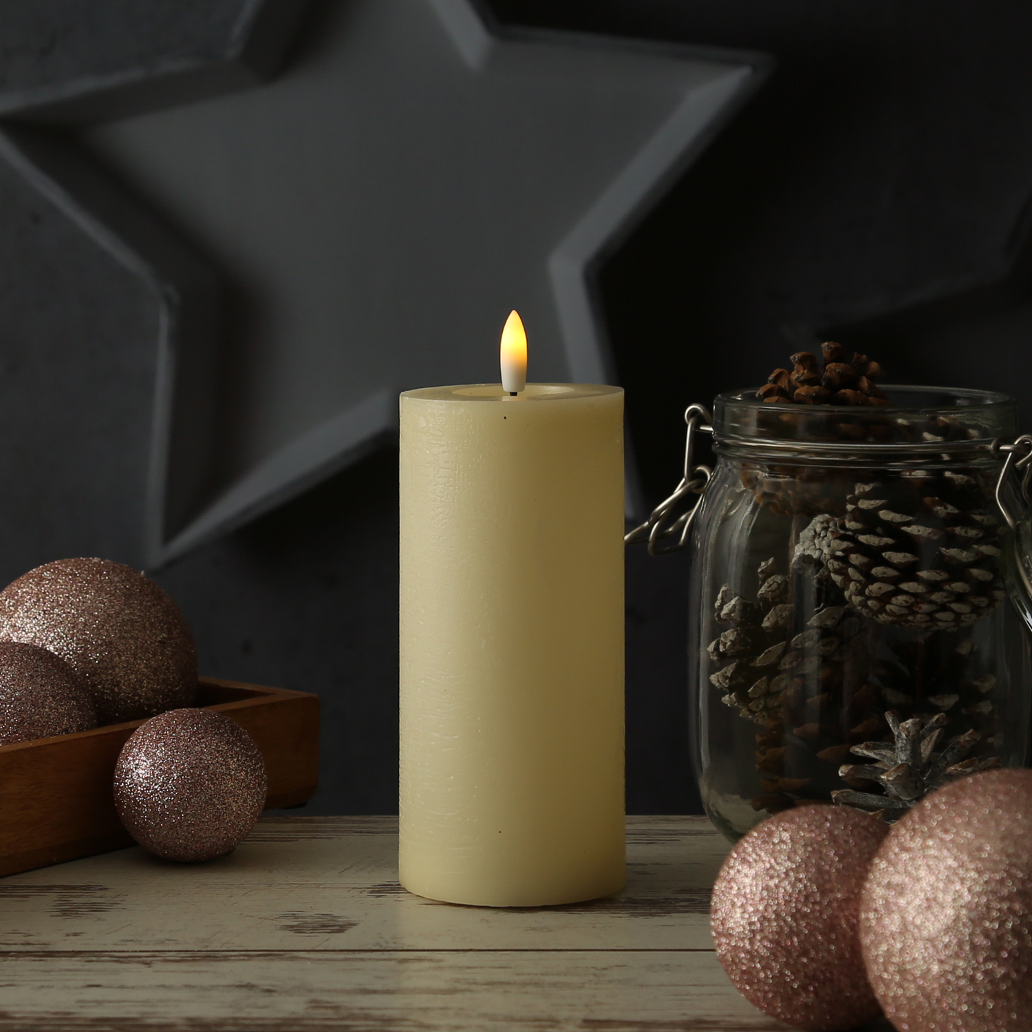 LED Kerze LINA - Rustik-Optik - Echtwachs - 3D Flamme - H: 15cm - D: 7cm - Batterie - Timer - creme