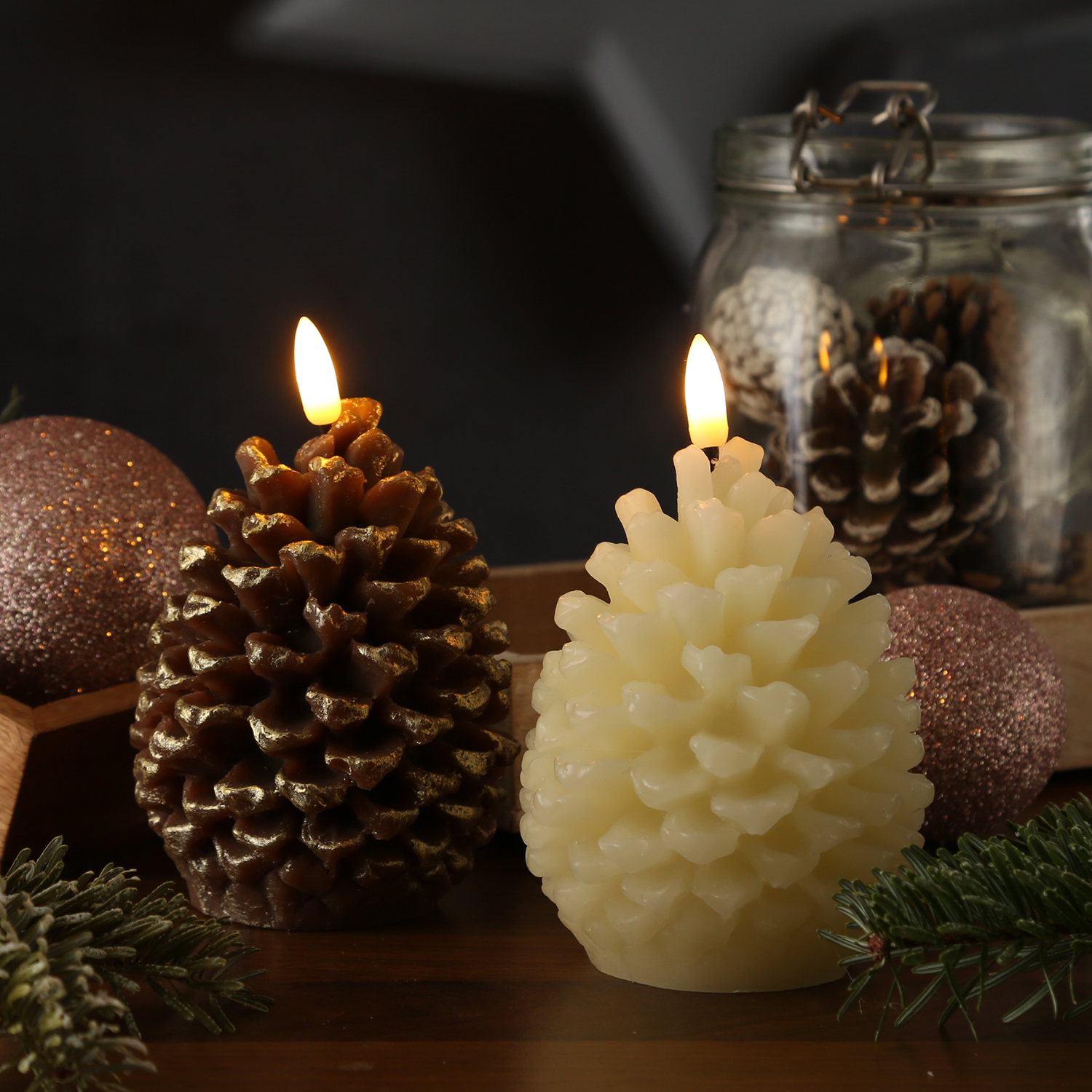LED Kerze Tannenzapfen - Echtwachs - inkl. Batterien - Timer - H: 13cm - D: 8,5cm - Timer - braun