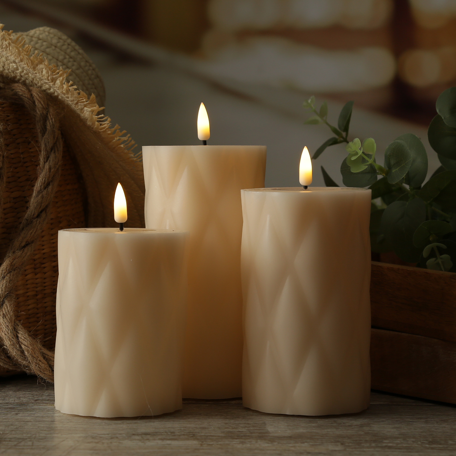 LED Stumpenkerze MIA - Rautenmuster - Echtwachs - 3D Flamme - H: 12,5cm - D: 7,5cm - creme
