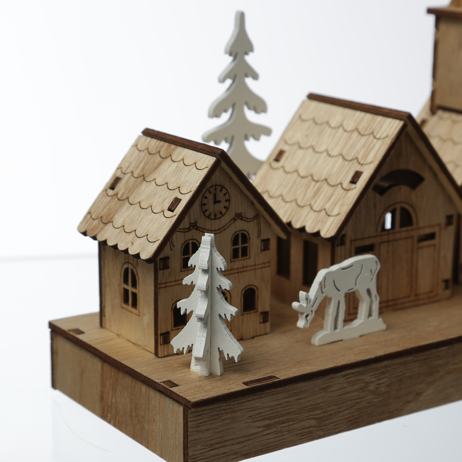 LED Holzdekoration Weihnachtsdorf - beleuchtete Winterlandschaft - L: 30cm - Timer - braun