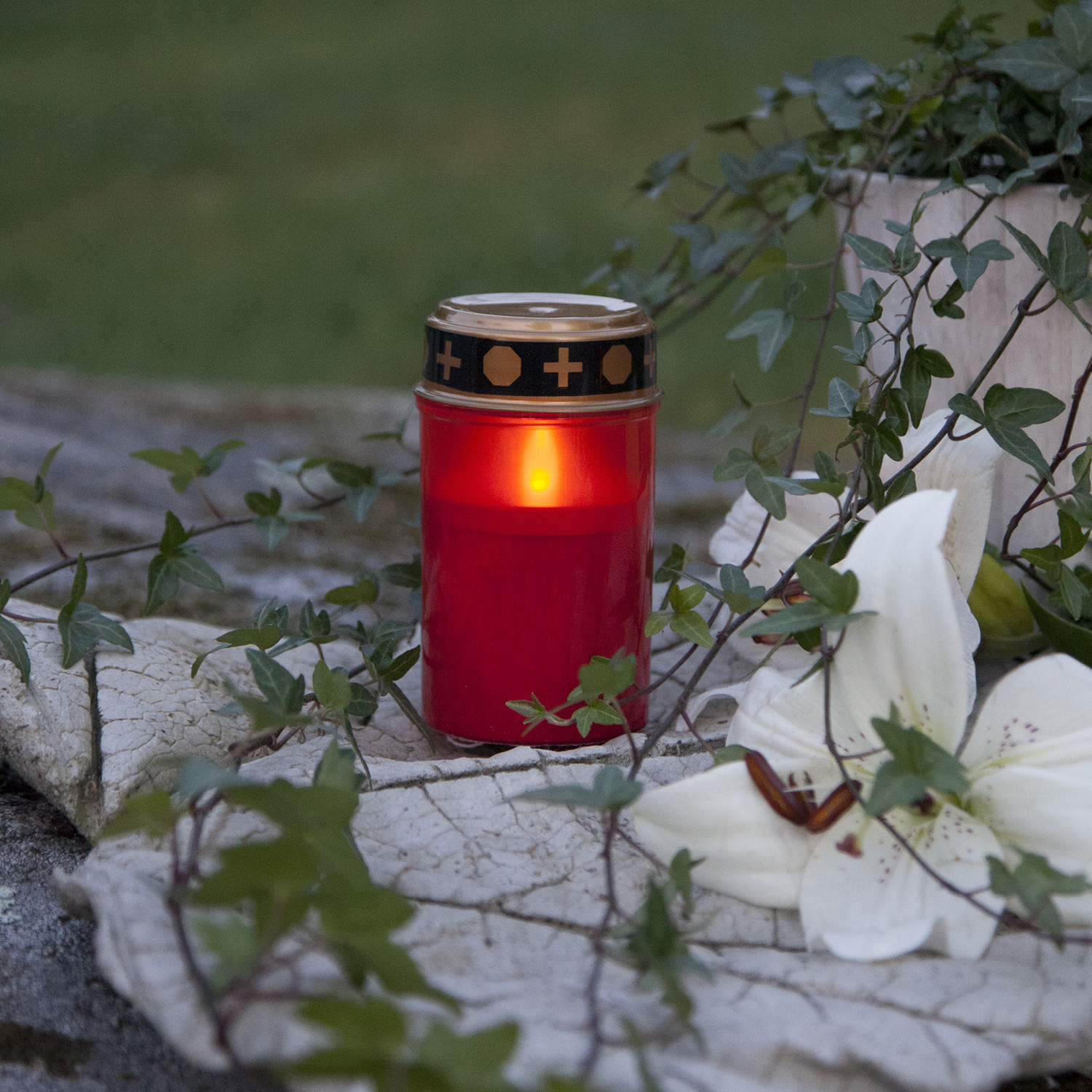 MARELIDA LED Grabkerze Mit Dämmerungssensor – Flackernde Gelbe LED, Wetterfest, H 9,5 Cm, D 6 Cm, 2500 H Leuchtdauer, Für Außen & Innen (weiß)