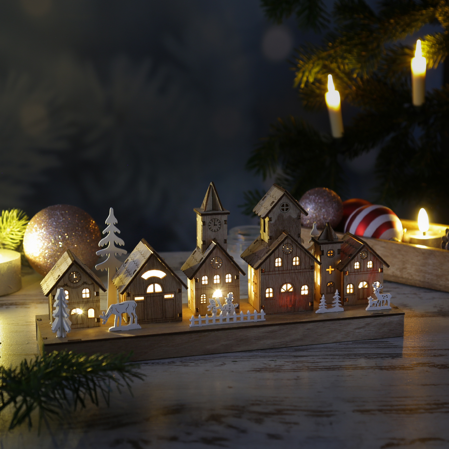 LED Holzdekoration Weihnachtsdorf - beleuchtete Winterlandschaft - L: 30cm - Timer - braun