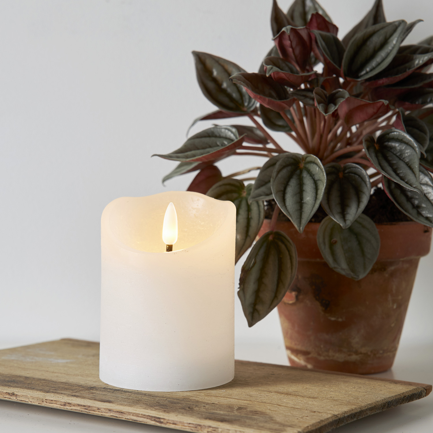 LED Stumpenkerze RUSTIC - Echtwachs - warmweiße 3D Flamme - H: 10cm - Batterie - Timer - weiß