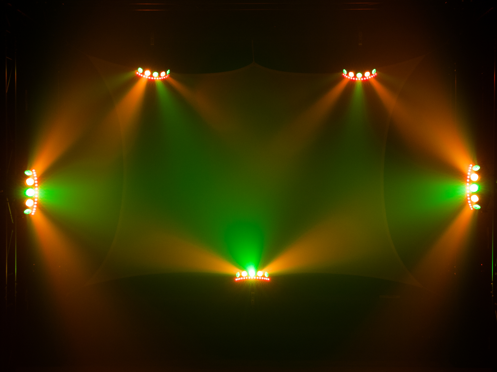 4in1-LED-Effektscheinwerfer mit RGB+UV-LEDs, dynamischen Farbeffekten und Stroboskop