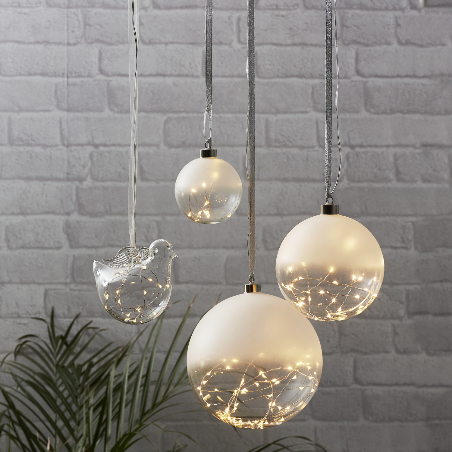 Glaskugel GLOW - gefrostetes Glas - 15 warmweiße LED am Draht - D: 10cm - Batteriebetrieb - Timer