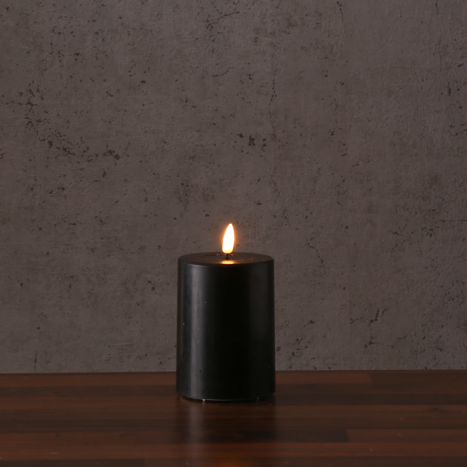 LED Stumpenkerze MIA - Echtwachs - realistische 3D Flamme - H: 10cm - Batteriebetrieb - schwarz
