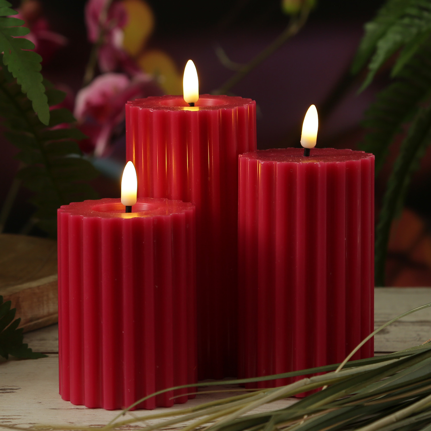 LED Kerze LIV - gerillt - Echtwachs - warmweiße 3D Flamme - H: 14,5cm - D: 7,5cm - Timer - beerenrot