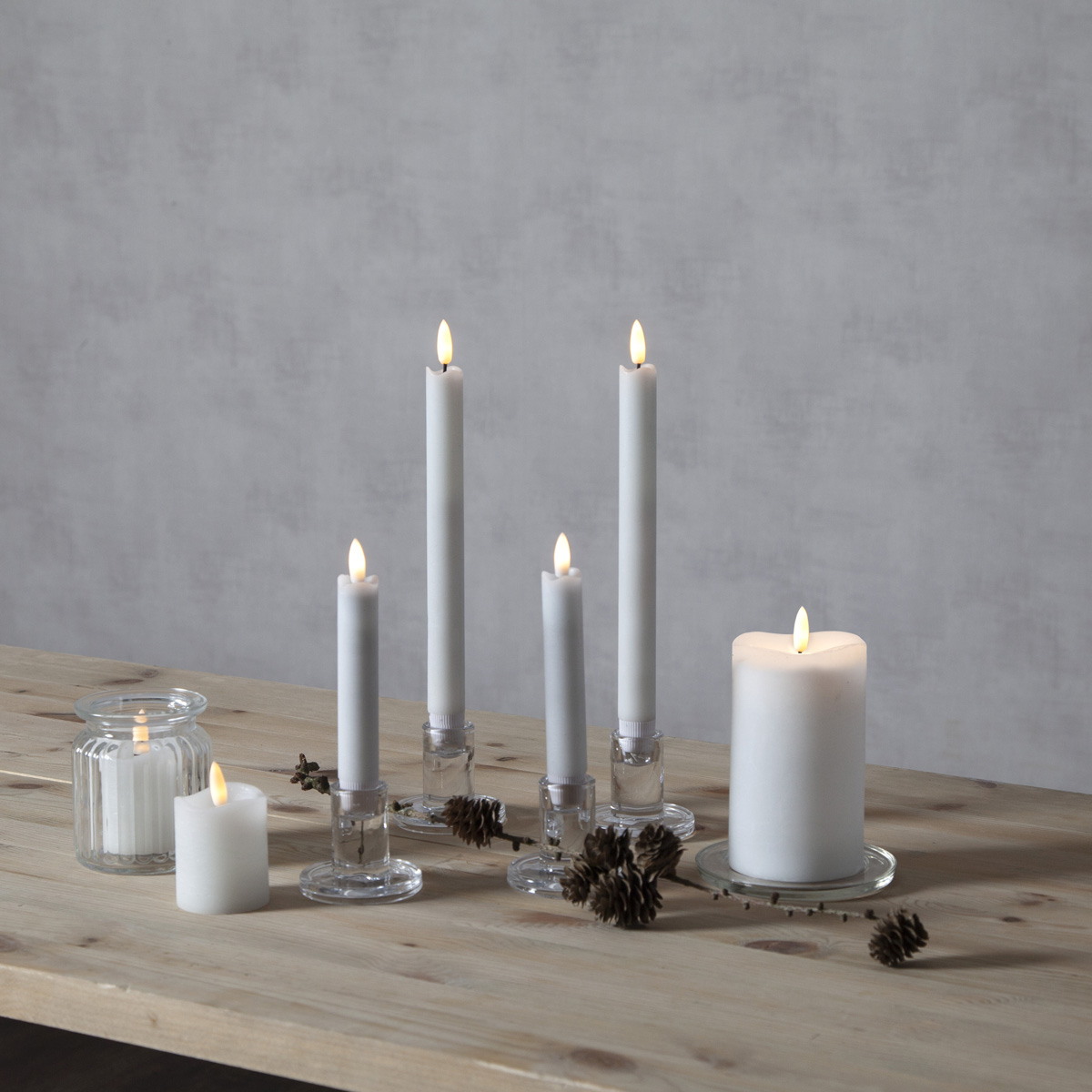 LED Stumpenkerze "Flamme" - Echtwachs - warmweiße Flamme - H: 14cm - Batteriebetrieb - Timer