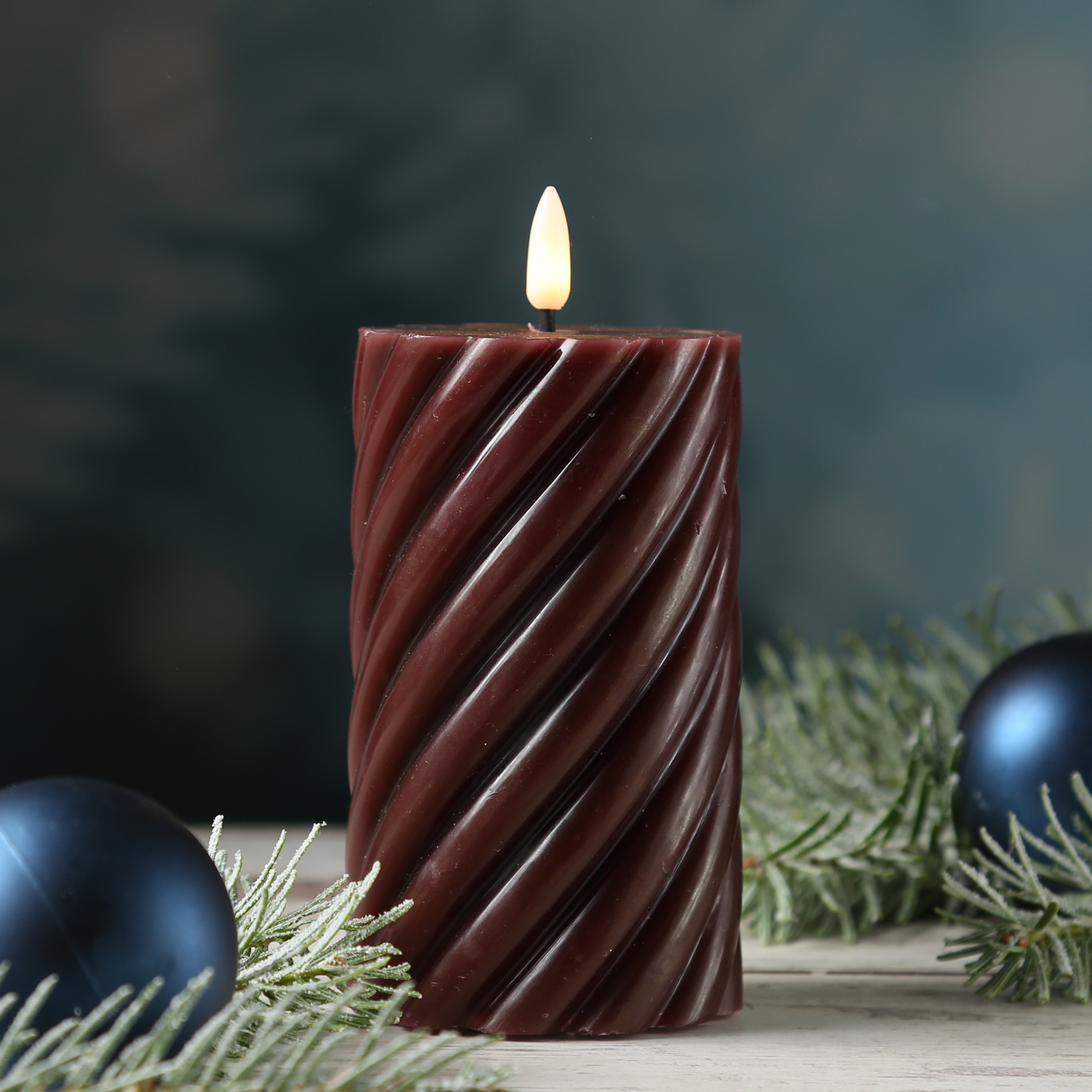 LED Stumpenkerze SWIRL - Echtwachs - warmweiße 3D Flamme - H: 15cm - Batterie - Timer - weinrot