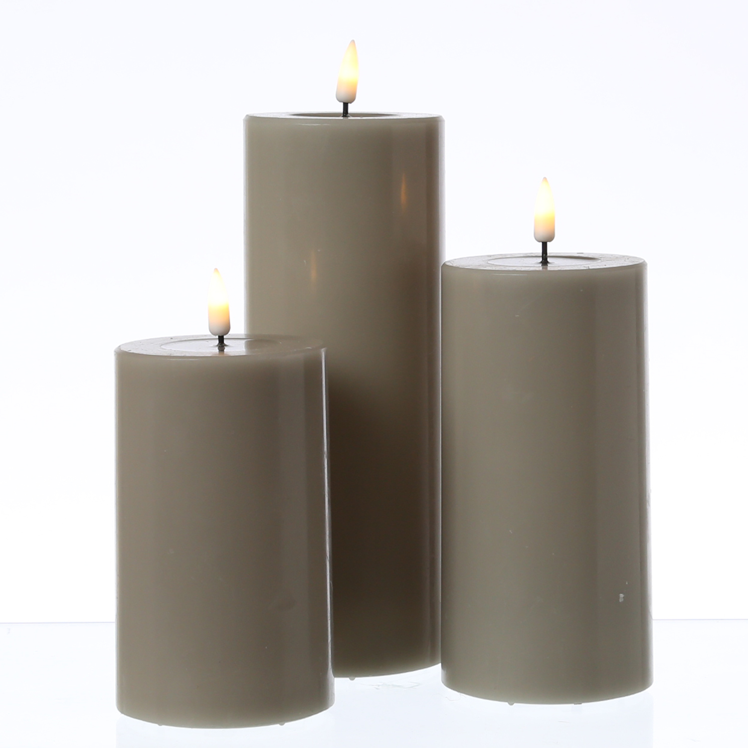 LED Stumpenkerze MIA - Echtwachs - realistische 3D Flamme - H- 15cm - D- 10cm - sand-taupe
